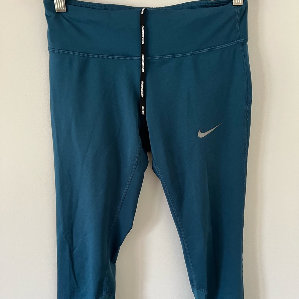 Women’s Nike cropped leggings, size small